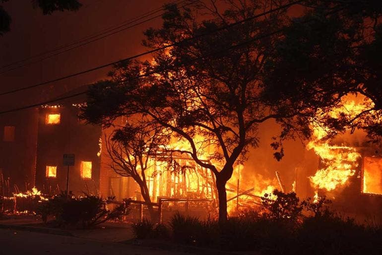 Al menos dos muertos por cuatro incendios sin control en Los Ángeles (EFE)