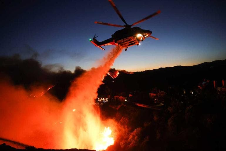 Al menos dos muertos por cuatro incendios sin control en Los Ángeles (EFE)