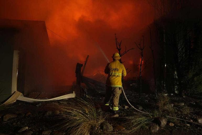 Al menos dos muertos por cuatro incendios sin control en Los Ángeles (EFE)