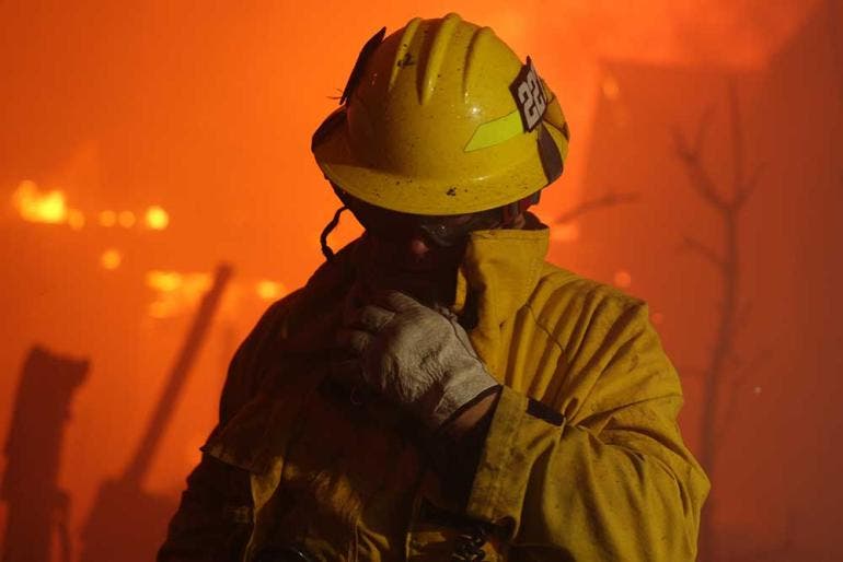 Al menos dos muertos por cuatro incendios sin control en Los Ángeles (EFE)