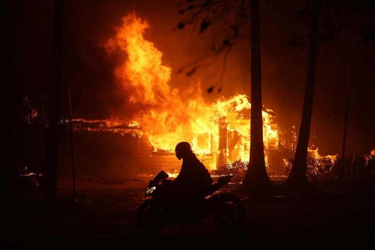 Al menos dos muertos por cuatro incendios sin control en Los Ángeles (EFE)