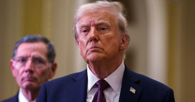 Más de la mitad de EU apoya las deportaciones masivas de Trump, según encuesta