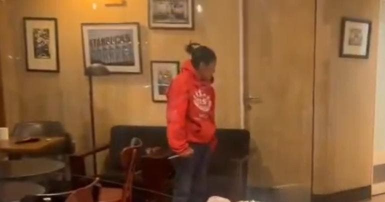 mujer amenaza cuchillo Starbucks Condesa