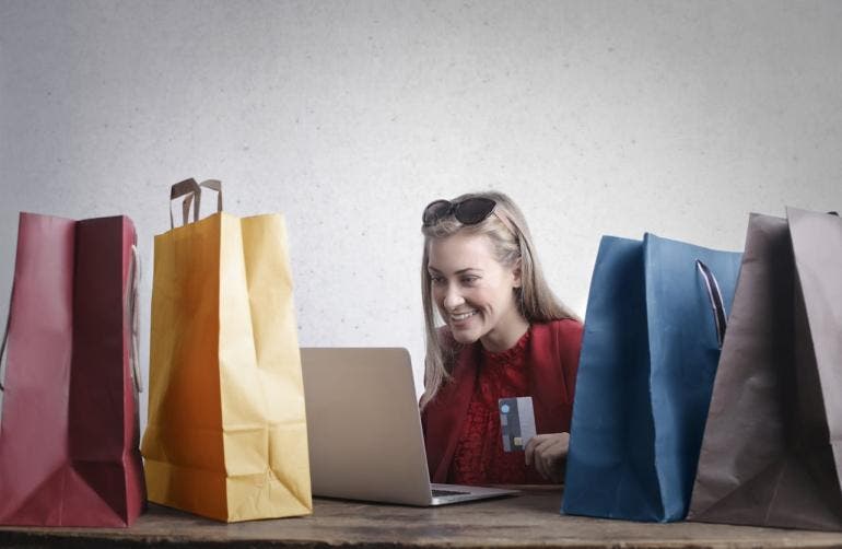 Mujer realizando compras