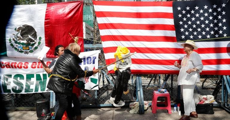 queman pinata Trump embajada EU CDMX