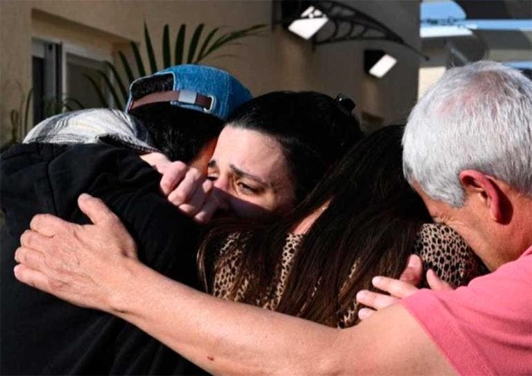 Arbel Yehud, de 29 años, abraza a sus familiares