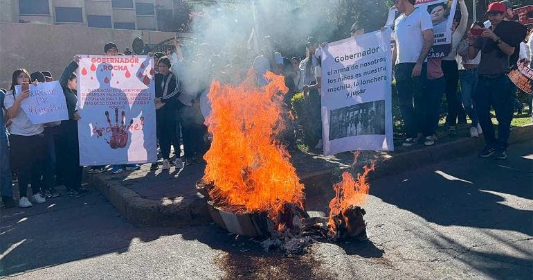 Los manifestantes quemaron una piñata del gobernador Rubén Rocha Moya