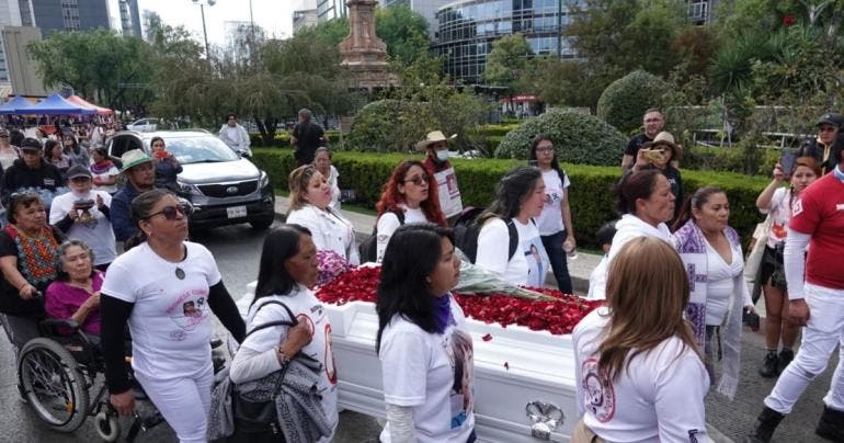 Una madre halla a su hija desaparecida y lleva sus restos al corazón de Ciudad de México