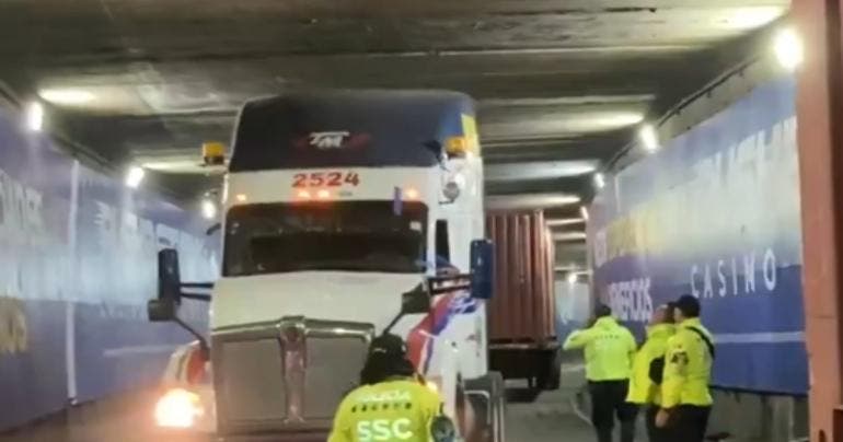(video) Tráiler queda atorado en bajo puente en Chapultepec