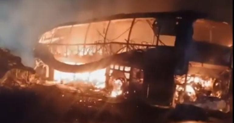 Choque entre autobús y tráiler en la carretera Escárcega-Villahermosa deja 35 muertos