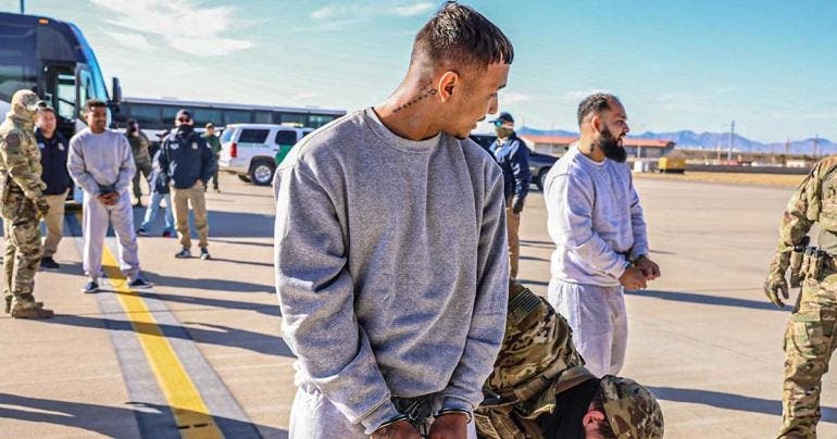 La Casa Blanca aseguró que el grupo de migrantes que fue enviado ayer a la base naval de Guantánamo (Cuba) está compuesto por supuestos "miembros" de la banda transnacional Tren de Aragua (Foto: EFE)