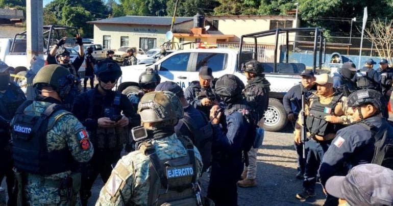 Grupo armado ataca a policías municipales en Tingüindín, Michoacán; un agente muerto