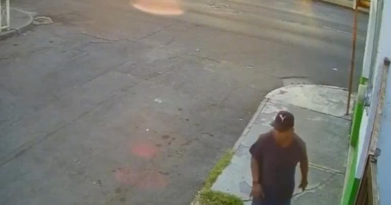 hombre muerde nalga mujer Celaya