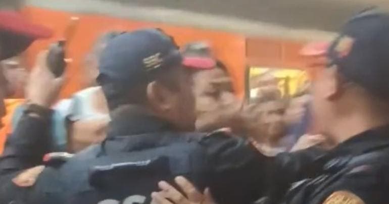 hombre reclama conductor Metro hijas dentro