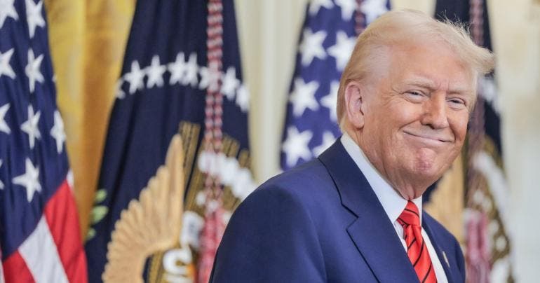 juez permite Trump vetar agencia AP