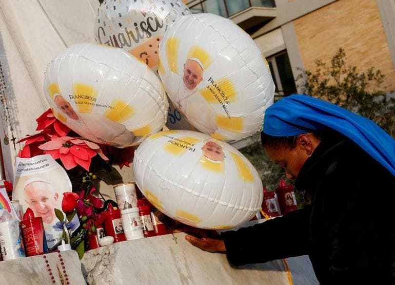 La muestras de fe y solidaridad por la salud del papa Francisco (EFE)
