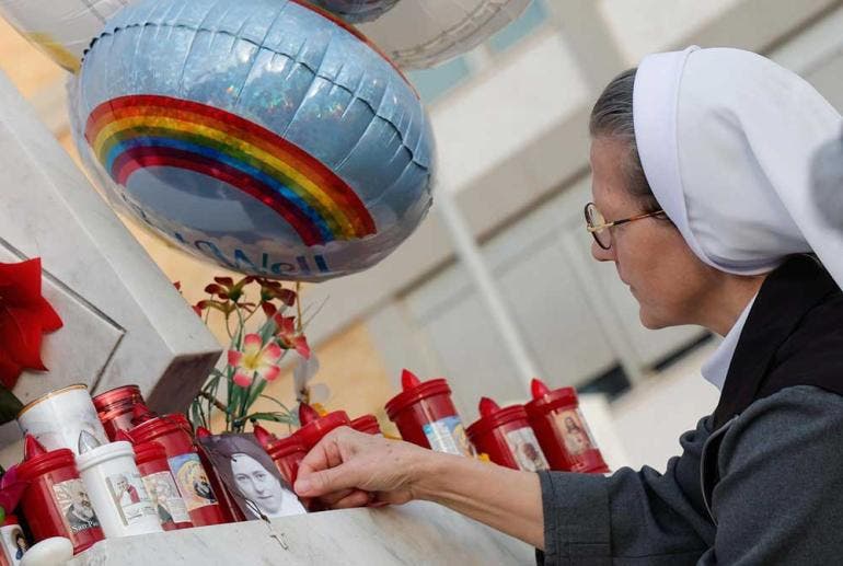 La muestras de fe y solidaridad por la salud del papa Francisco (EFE)