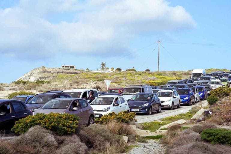 Más de mil sismos, obligan el éxodo de 9 mil griegos de la isla Santorini (EFE)