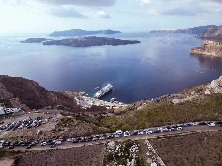 Más de mil sismos, obligan el éxodo de 9 mil griegos de la isla Santorini (EFE)
