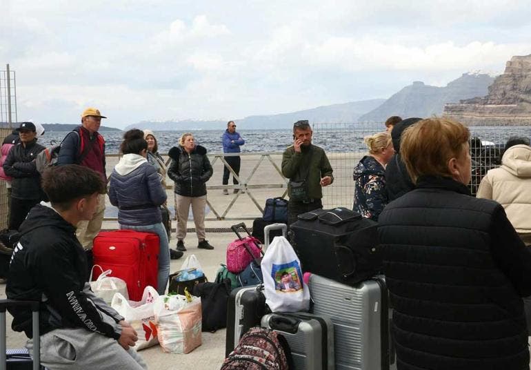 Más de mil sismos, obligan el éxodo de 9 mil griegos de la isla Santorini (EFE)