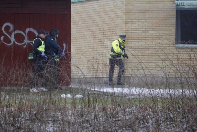 Confirma policía sueca al menos 10 muertos por tiroteo en escuela para adultos