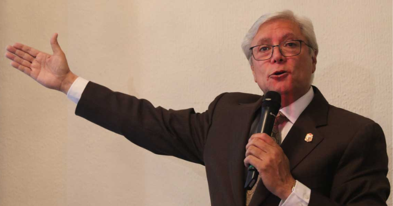 Jaime Bonilla dando un discurso con un micrófono en la mano.