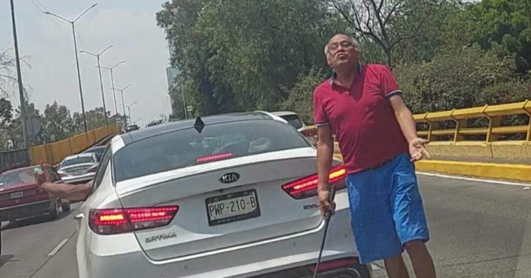 Vehículo blanco detenido sobre la avenida Churubusco, con un hombre junto al auto, agrediendo e intimidando verbalmente a los pasajeros de otro vehículo.