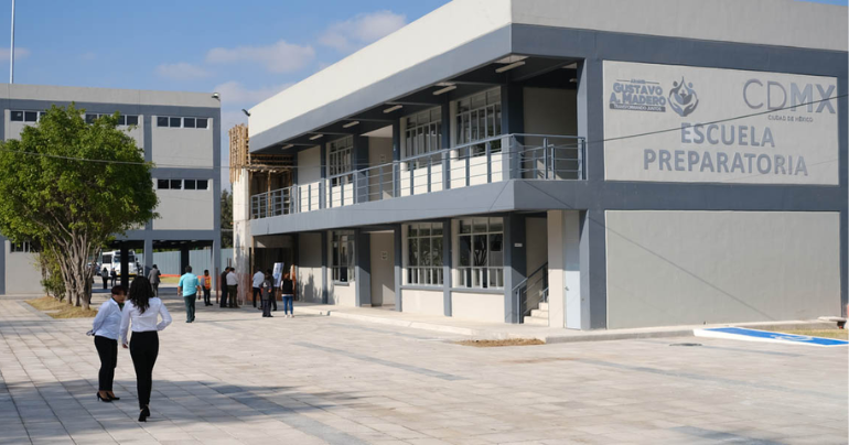 Fotografía de un edificio de salones escolares de la preparatoria Elena Poniatowska.