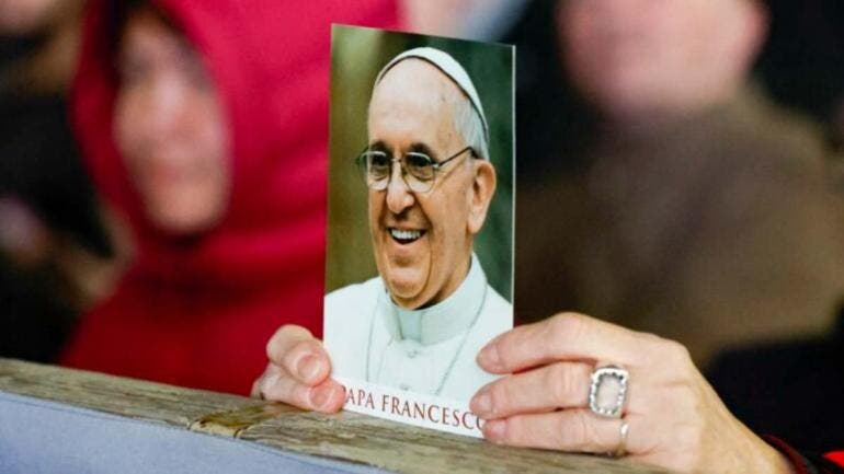 El papa se asomará desde el hospital el domingo, la primera aparición desde su ingreso