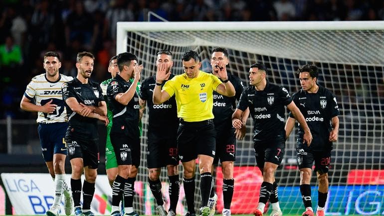 El árbitro Ismael Rosario López Peñuelas fue sancionado, pero casi exonerado de sus errores en el duelo de Pumas contra Rayados (Mexsport)