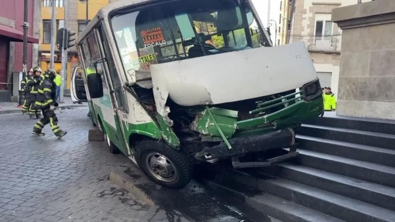 microbus choca escalinatas Congreso CDMX