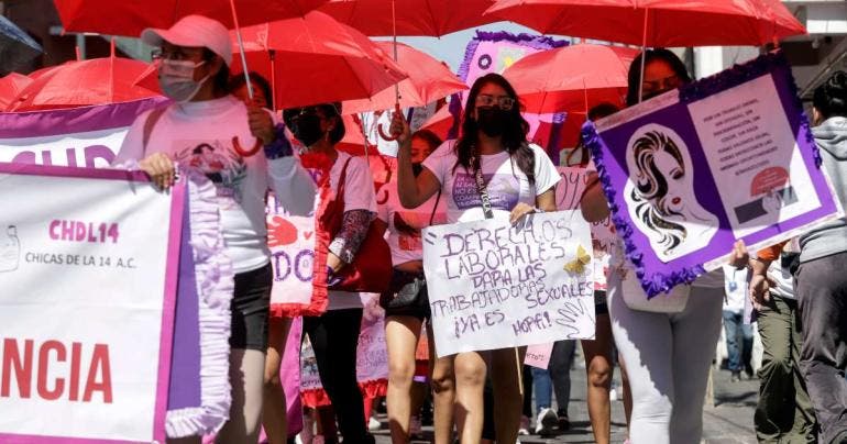 Trabajadoras sexuales exigen reconocimiento laboral en marcha del 8M en Puebla