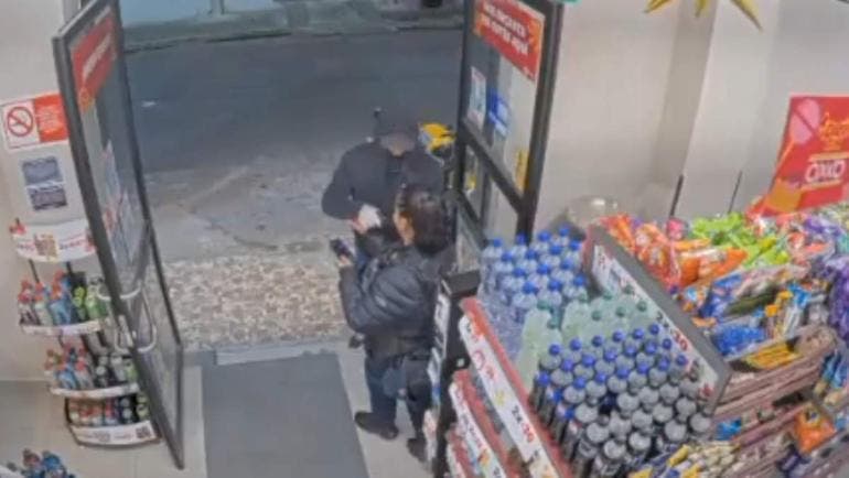 VIDEO | Asaltan a una policía en tienda de conveniencia en Iztapalapa