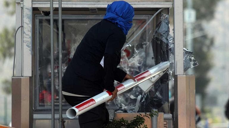 Normalistas destruyen caseta de la Autopista del Sol en protesta por crimen de activista (EFE)