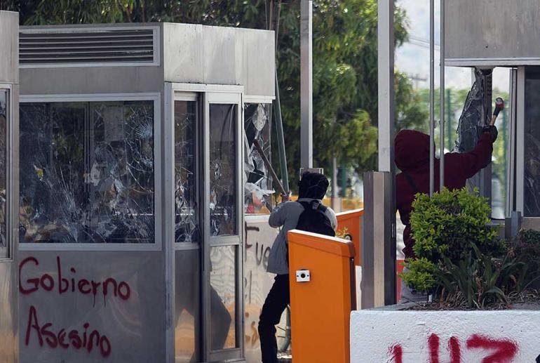Normalistas destruyen caseta de la Autopista del Sol en protesta por crimen de activista (EFE)