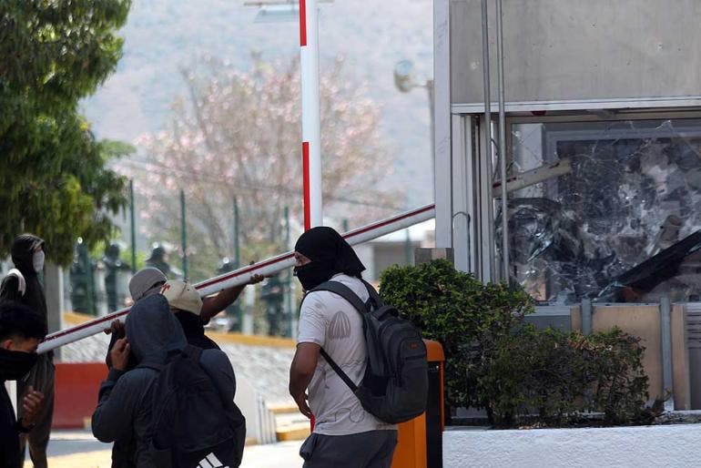 Normalistas destruyen caseta de la Autopista del Sol en protesta por crimen de activista (EFE)