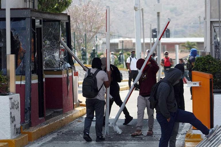 Normalistas destruyen caseta de la Autopista del Sol en protesta por crimen de activista (EFE)
