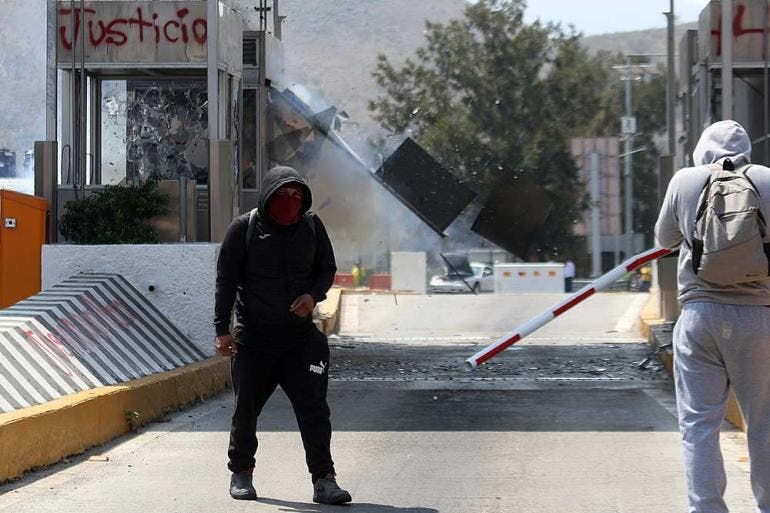 Normalistas destruyen caseta de la Autopista del Sol en protesta por crimen de activista (EFE)