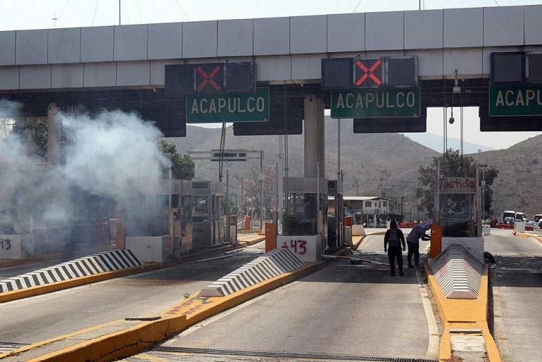 Normalistas destruyen caseta de la Autopista del Sol en protesta por crimen de activista (EFE)