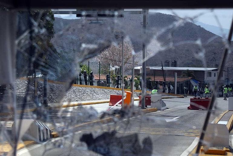 Normalistas destruyen caseta de la Autopista del Sol en protesta por crimen de activista (EFE)