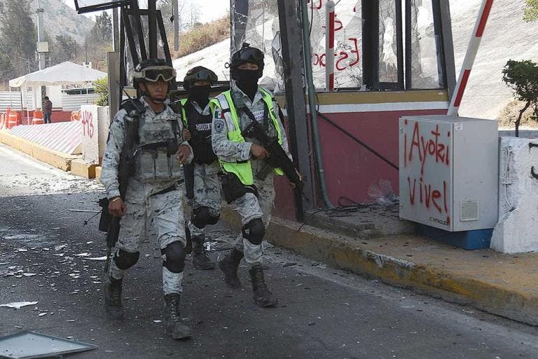 Normalistas destruyen caseta de la Autopista del Sol en protesta por crimen de activista (EFE)