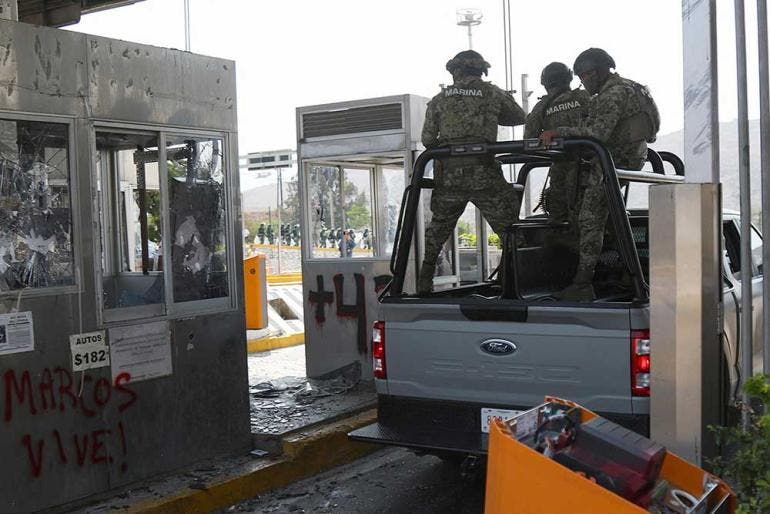 Normalistas destruyen caseta de la Autopista del Sol en protesta por crimen de activista (EFE)