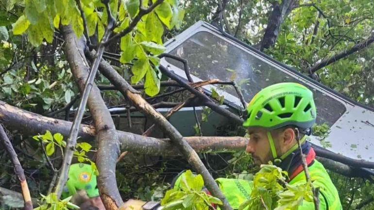 Cae cabina de teleférico en Nápoles; hay cuatro muertos y un herido grave