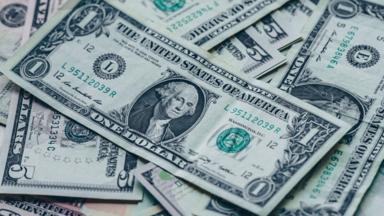Dólar amanece al alza, llega a 20 pesos a la venta en bancos de la CDMX