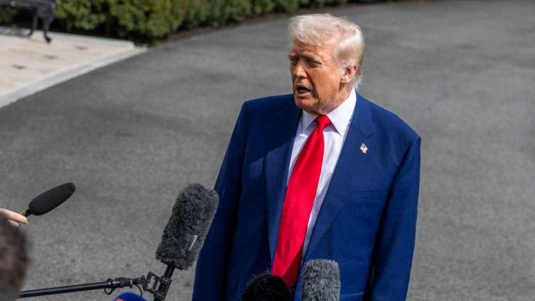 Entra en vigor arancel del 10% de Trump para todas las importaciones de EU