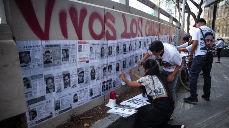 familias desaparecidos pegan fichas busqueda CDMX