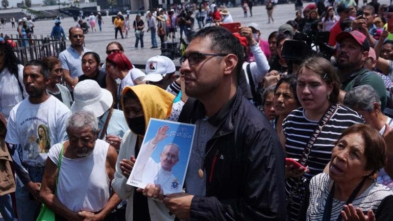 mexicanos luto Basilica Guadalupe muerte papa Francisco