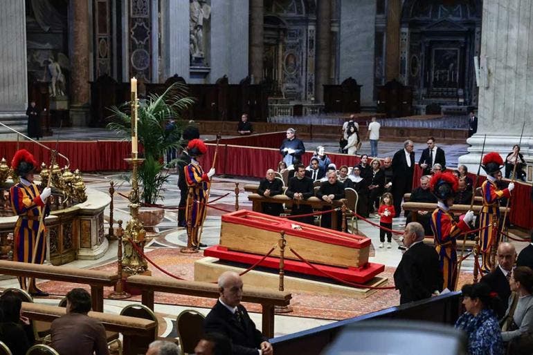 Miles de fieles despiden al papa Francisco en la Basílica de San Pedro (Fotos: EFE)