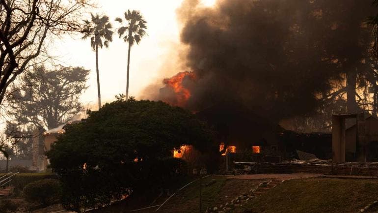Sube a 30 la cifra de muertos en incendios de LA tras hallazgo de restos humanos