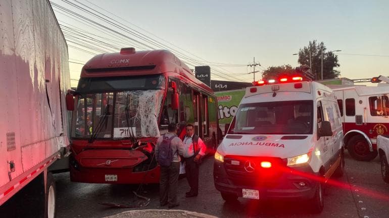 trailer choca Metrobus Lindavista Vallejo 11 lesionados